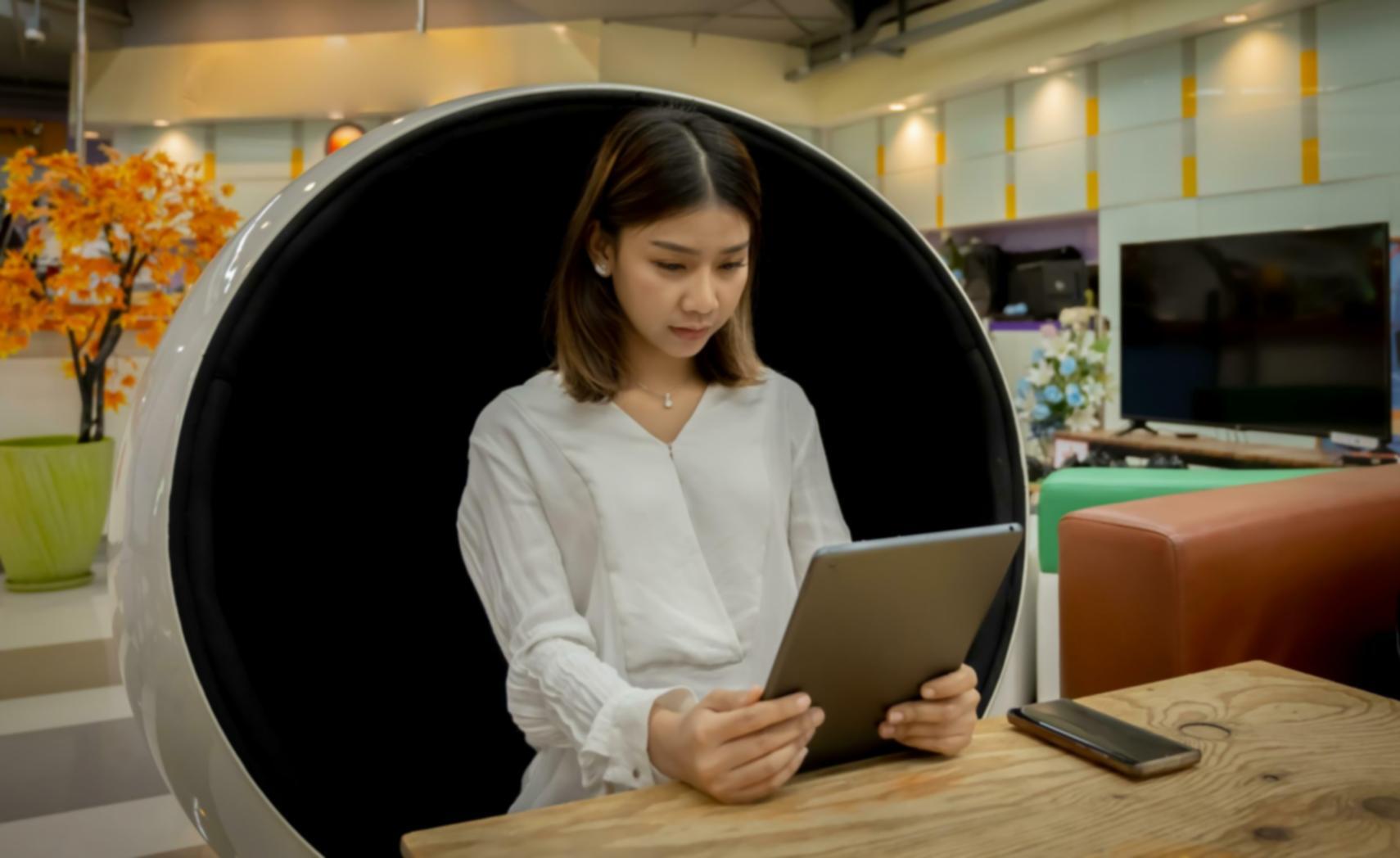 Espace de travail moderne avec vue sur la ville